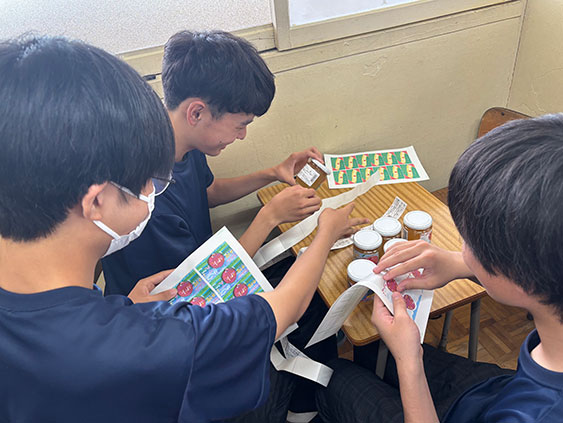 1年生が作ったジャムのラベルは「ビジュアルデザイン」の授業で作成しています